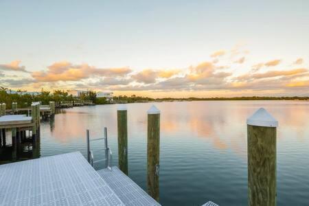 Capmar House -Huge Home & Pool Stock Island Bagian luar foto